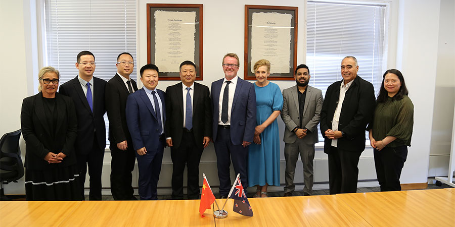 The Chinese delegation from Shandong Jianzhu University and Unitec's representatives smile together for the camera.
