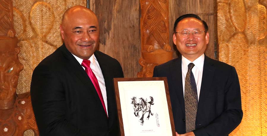 Peseta Sam Lotu-Iiga and Chinese Consul General Chen Shijie