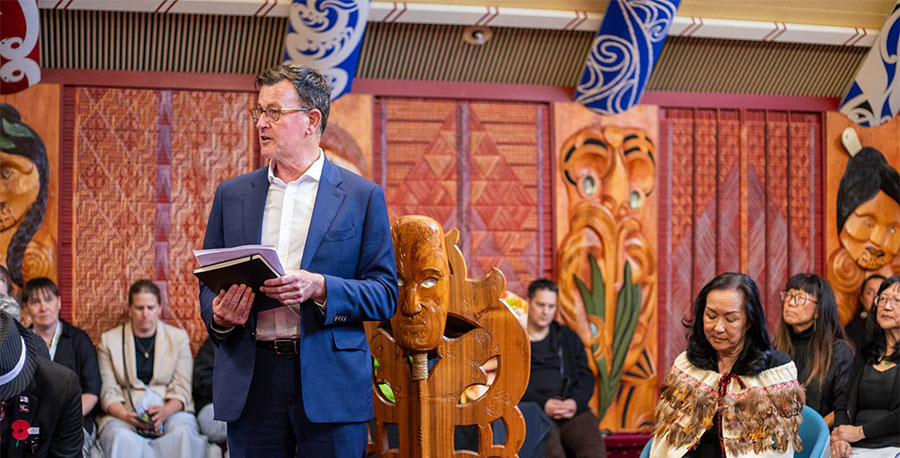 MIT and Unitec Chair Alastair Bell welcomes Prof Hong. 