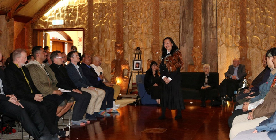 Professor Hong addresses her welcome.