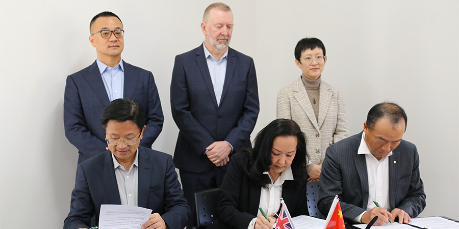 Professor Hong and the Chinese delegates sign the MOU. 