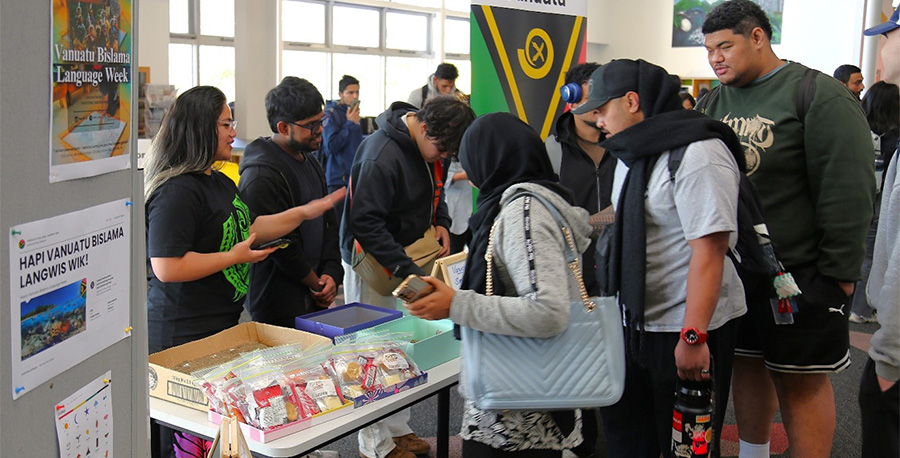 Kaimahi ‘staff’ and students taking part in a sand drawing activity held at the Koru Pod in Mt Albert on Tuesday as part of Vanuatu Bislama Language Week.