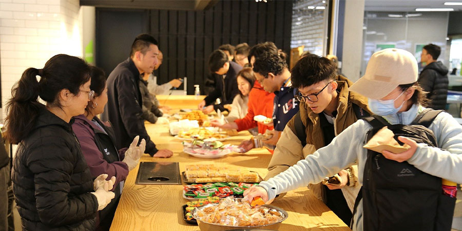 Students help themselves to food.