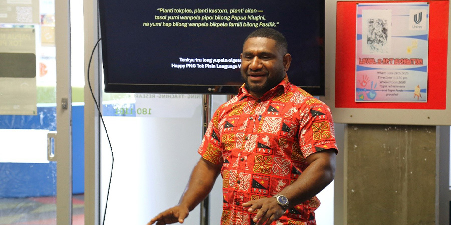 Engineering and Manaaki Scholarship student Emmanuel Simon gives a presentation of his homeland, culture and language.