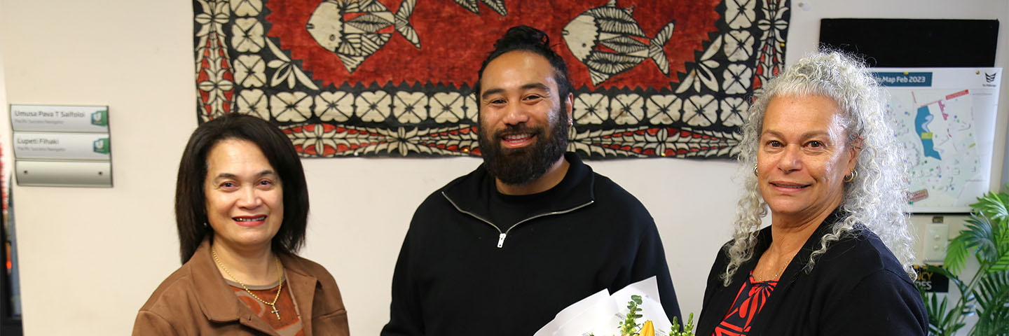 Michael Kapisi and two of his lecturers.